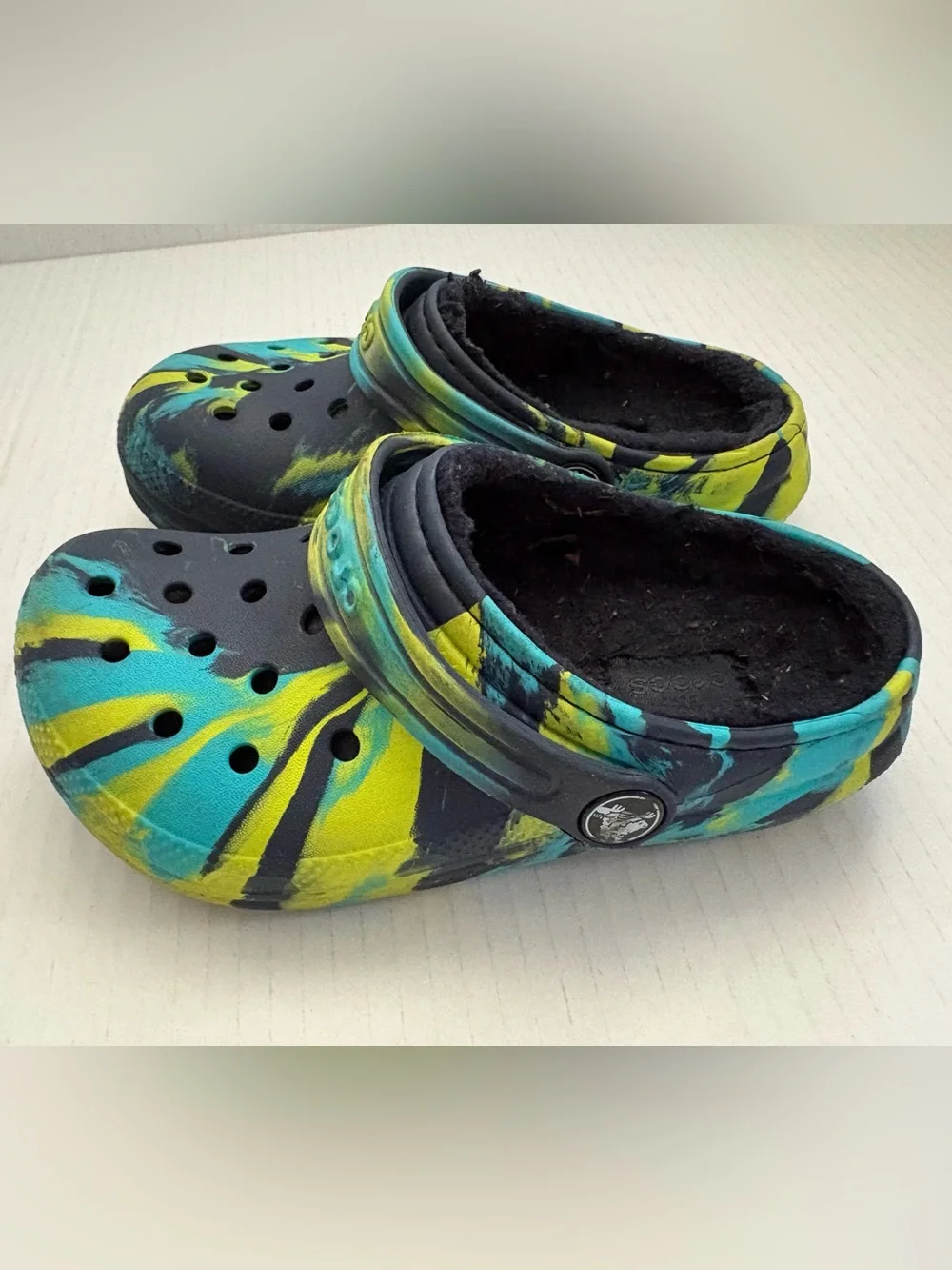 CROCS Kids Clog in marbled navy/multicolored fuzzy lining child size 11